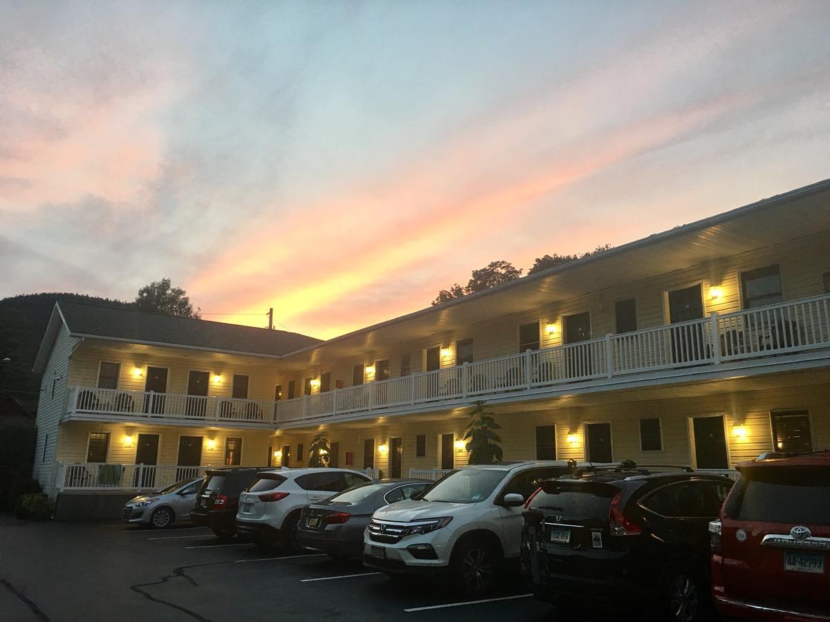 乔治湖传统汽车旅馆 外观 照片